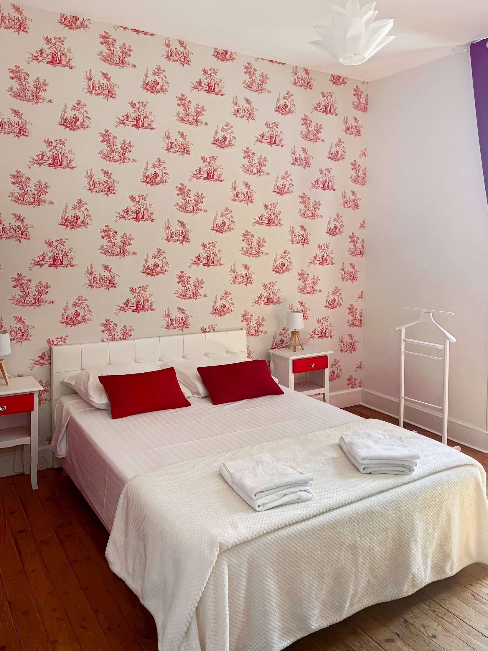 2 bedrooms, internet, bed sheets
