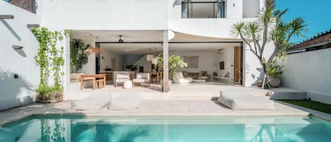 Una piscina al aire libre
