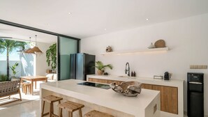 Luxury Villa, Pool View | Dapur peribadi | Pembancuh kopi/teh, peti sejuk, ketuhar, dapur 