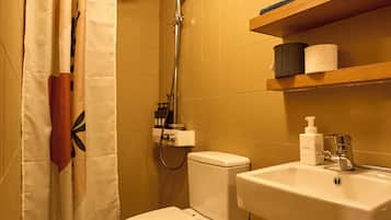 Design House, City View (non-Korean nationals only) | Bathroom | Combined shower/tub, hair dryer, towels, shampoo