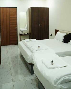Habitación familiar | Camas con efecto memoria, wifi gratis y ropa de cama 