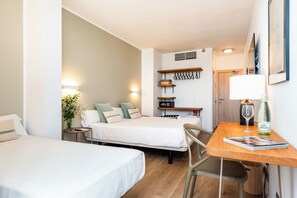 Triple Room | In-room safe, desk, blackout curtains, iron/ironing board - Hotel Patricia Menorca (Ciutadella de Menorca)