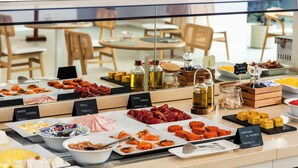 Un buffet proposant une variété de plats et d'accompagnements.