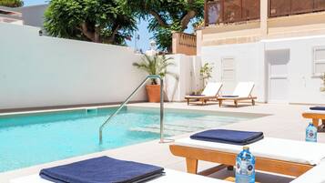 Een seizoensgebonden buitenzwembad