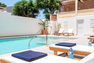 Una piscina al aire libre de temporada