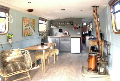 5 Star Stunning Houseboat, no Experience Required! Enjoy the Most Romantic Trip!