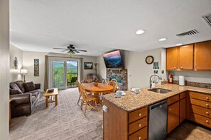 House | 2 bedrooms - Full Kitchen Hot Tub Indoor Pool Sleeps 6 (Gatlinburg)