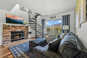 Apartment | 2 bedrooms - Indoor Pool Hot Tub Sleeps 6 Mountain Views (Gatlinburg)