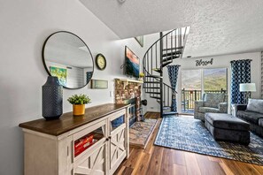 Apartment | 2 bedrooms - Indoor Pool Hot Tub Sleeps 6 Mountain Views (Gatlinburg)