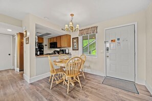 House | 2 bedrooms - Mountain Views Sleeps 6 Heated Pool Hot Tub (Gatlinburg)