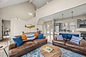 Suite | 5 bedrooms - NEW Lake View Indoor Pool Sleeps 14 Hot Tub (Sevierville)