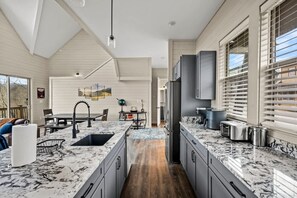 Suite | 5 bedrooms - NEW Lake View Indoor Pool Sleeps 14 Hot Tub (Sevierville)