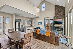 House | 5 bedrooms - NEW Lake View Indoor Pool Sleeps 14 Hot Tub (Sevierville)