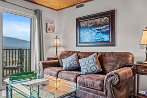 Apartment | 1 bedroom - Sleeps 4 Heated Pool Hot Tub Mountain View (Gatlinburg)