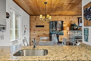 Apartment | 1 bedroom - Sleeps 4 Heated Pool Hot Tub Mountain View (Gatlinburg)