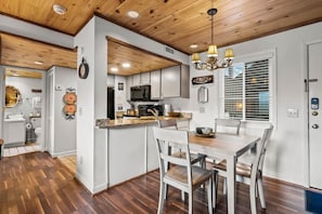 Apartment | 1 bedroom - Sleeps 4 Heated Pool Hot Tub Mountain View (Gatlinburg)