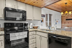 Apartment | 1 bedroom - Sleeps 4 Heated Pool Hot Tub Mountain View (Gatlinburg)