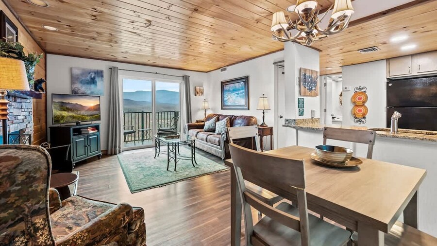 Sleeps 4 Heated Pool Hot Tub Mountain View