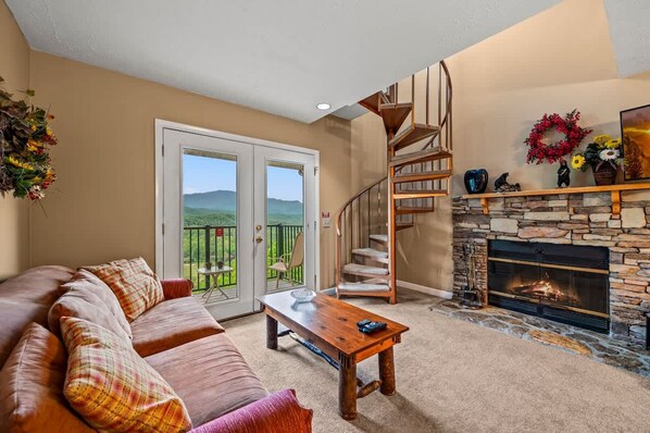 Apartment - Hot Tub Heated Pool Mountain Views Sleeps 6 (Gatlinburg)