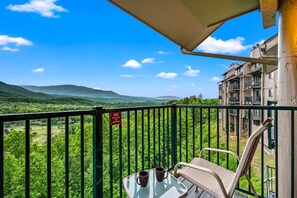 Apartment - Hot Tub Heated Pool Mountain Views Sleeps 6 (Gatlinburg)