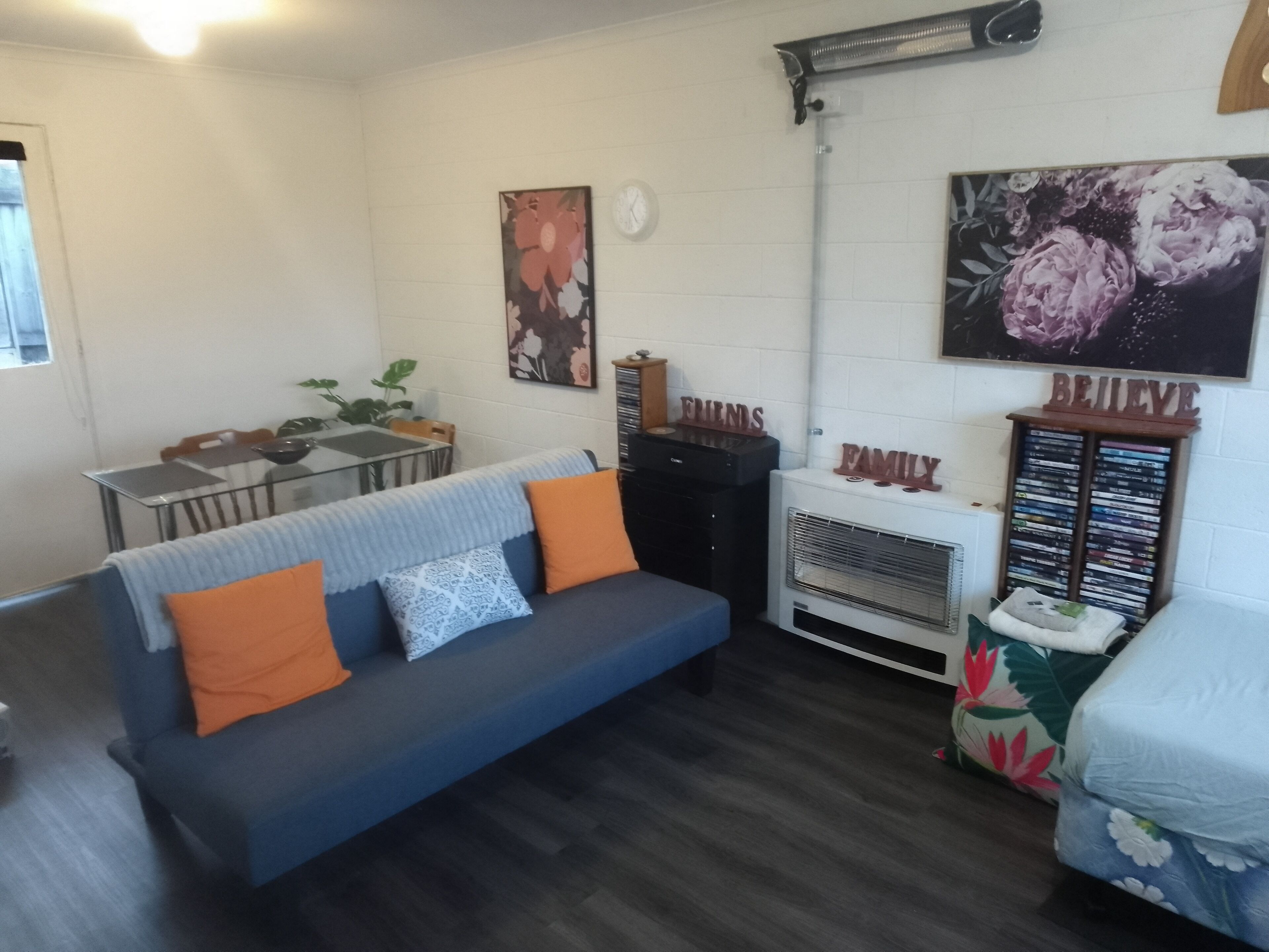 Älytelevisio, takka, videopelejä, DVD-soitin