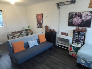 Älytelevisio, takka, videopelejä, DVD-soitin