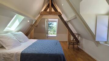 2 chambres, bureau, fer et planche Ă repasser, lit parapluie