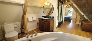 Dusche, umweltfreundliche Kosmetikartikel, Haartrockner, Handtücher