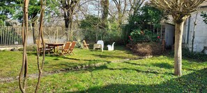 Outdoor dining - Le Bois Flotté on the banks of the Loire between city and nature (Saumur)