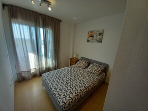 2 habitaciones, tabla de planchar con plancha, wifi y ropa de cama 