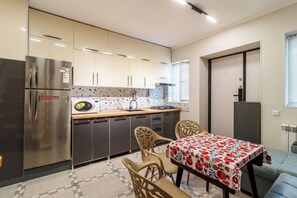 Private kitchen - Charming 2-bedroom cottage in serene Tashkent (Tashkent)