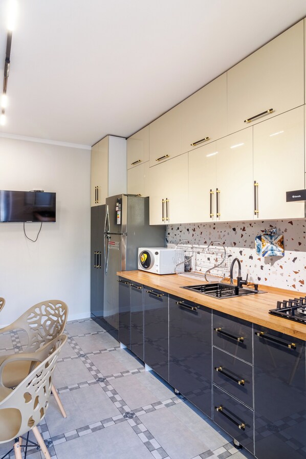 Private kitchen - Charming 2-bedroom cottage in serene Tashkent (Tashkent)