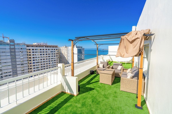 la 1er terrasse vue de folie sur la mer et la baie de tanger