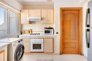 Fridge, microwave, oven, coffee/tea maker