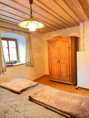 2 bedrooms, iron/ironing board, travel cot, free WiFi