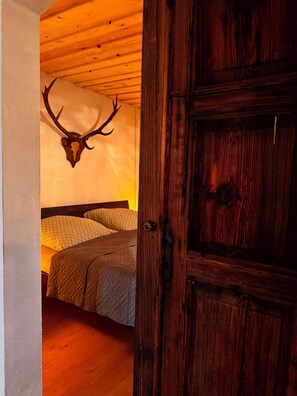 2 chambres, fer et planche à repasser, lit de bébé portatif