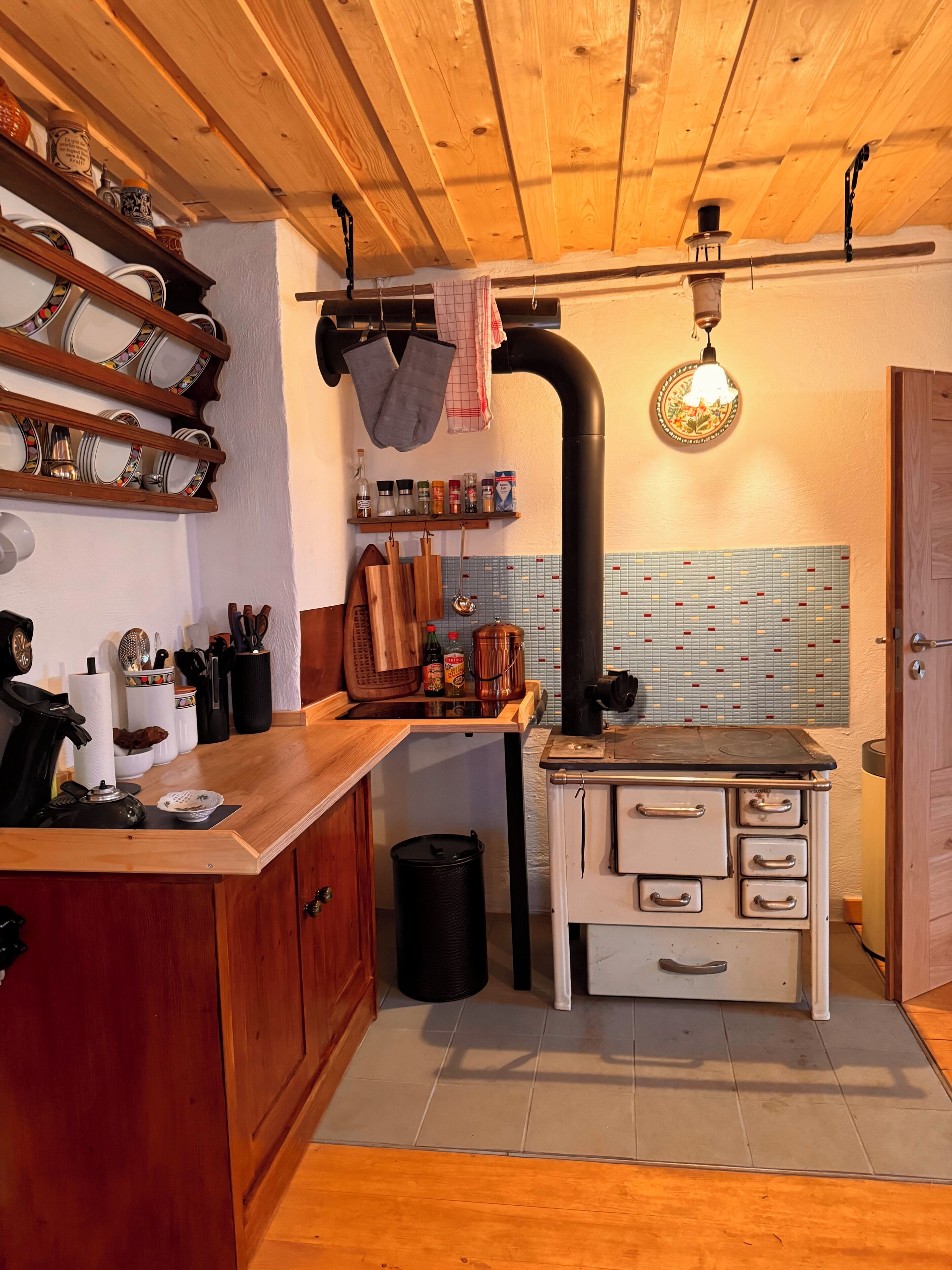 Una cocina con armarios de madera, una estufa y una pata de gallo.