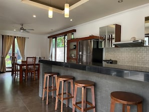 Fridge, stovetop, cookware/dishes/utensils, paper towels - Villa Sabasanti (Blahbatuh)