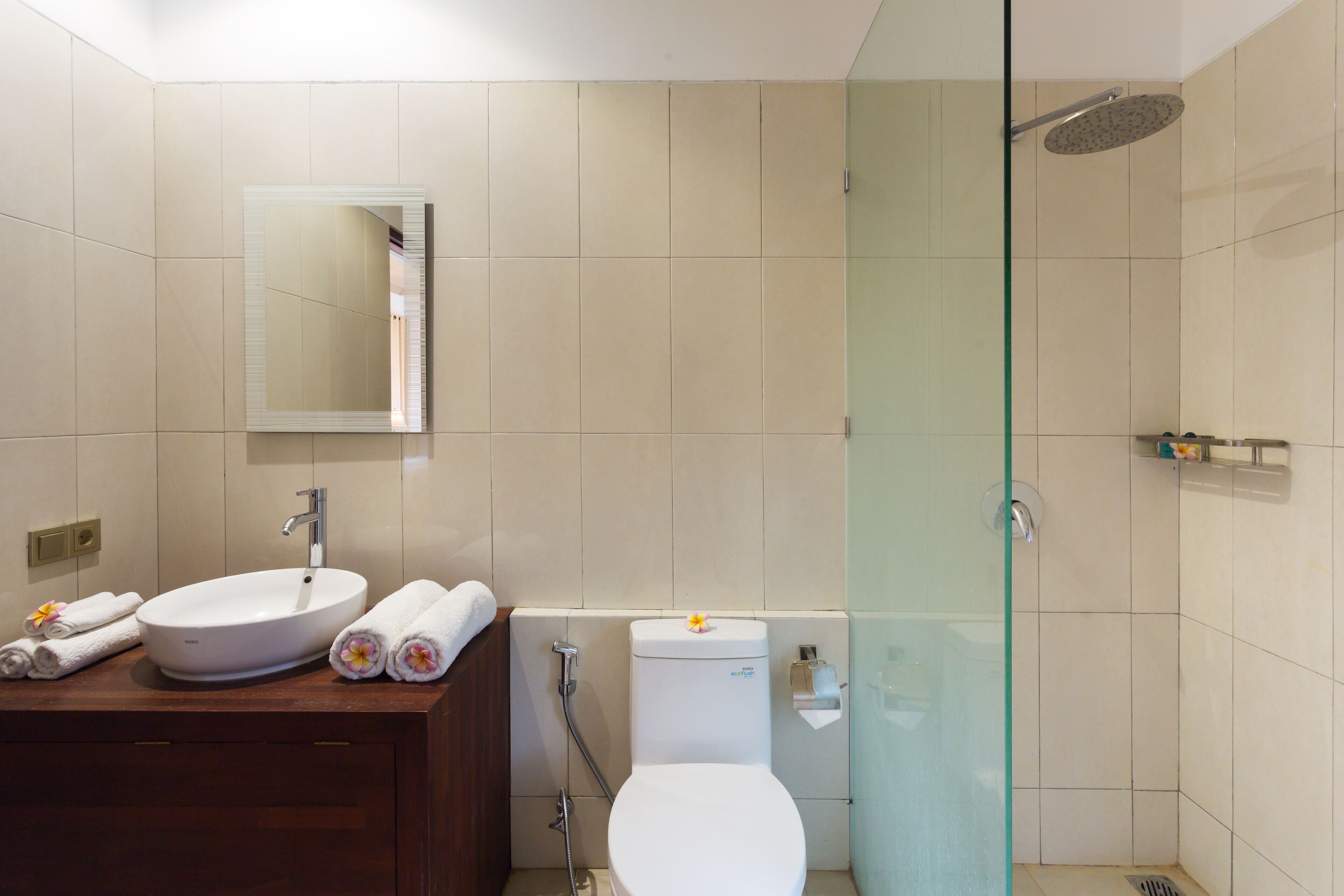 Shower, bidet, towels