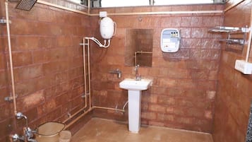 Deluxe Double Room, City View | Bathroom | Bathtub, free toiletries, towels