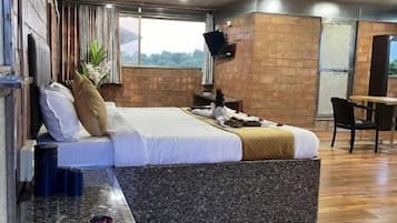 Quarto casal luxo, vista para a cidade | Escrivaninha, espaço de trabalho para notebook, Wi-Fi de cortesia