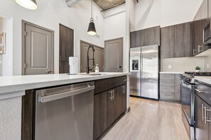 Een koelkast, een oven, een kookplaat, een vaatwasser