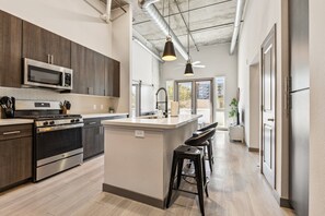 Fridge, oven, stovetop, dishwasher