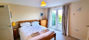 4 bedrooms, iron/ironing board, WiFi, bed sheets - A large, detached house, a short walk from the beach (Perranporth)