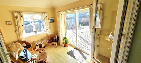 TV, DVD player - Spacious holiday home with wrap around gardens (Perranporth)