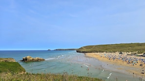 Beach nearby - Spacious holiday home with wrap around gardens (Perranporth)