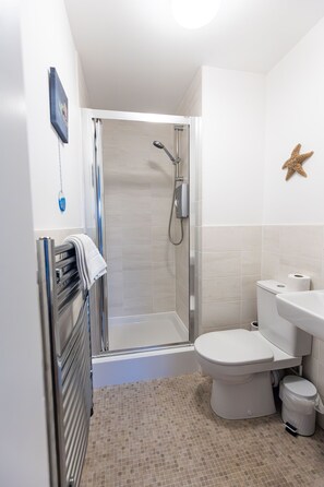 Shower, hair dryer, towels - Modern holiday home, a few minutes walk to the beach (Perranporth)