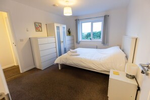 3 quartos, ferros/tábuas de passar roupa, Wi-Fi, roupa de cama