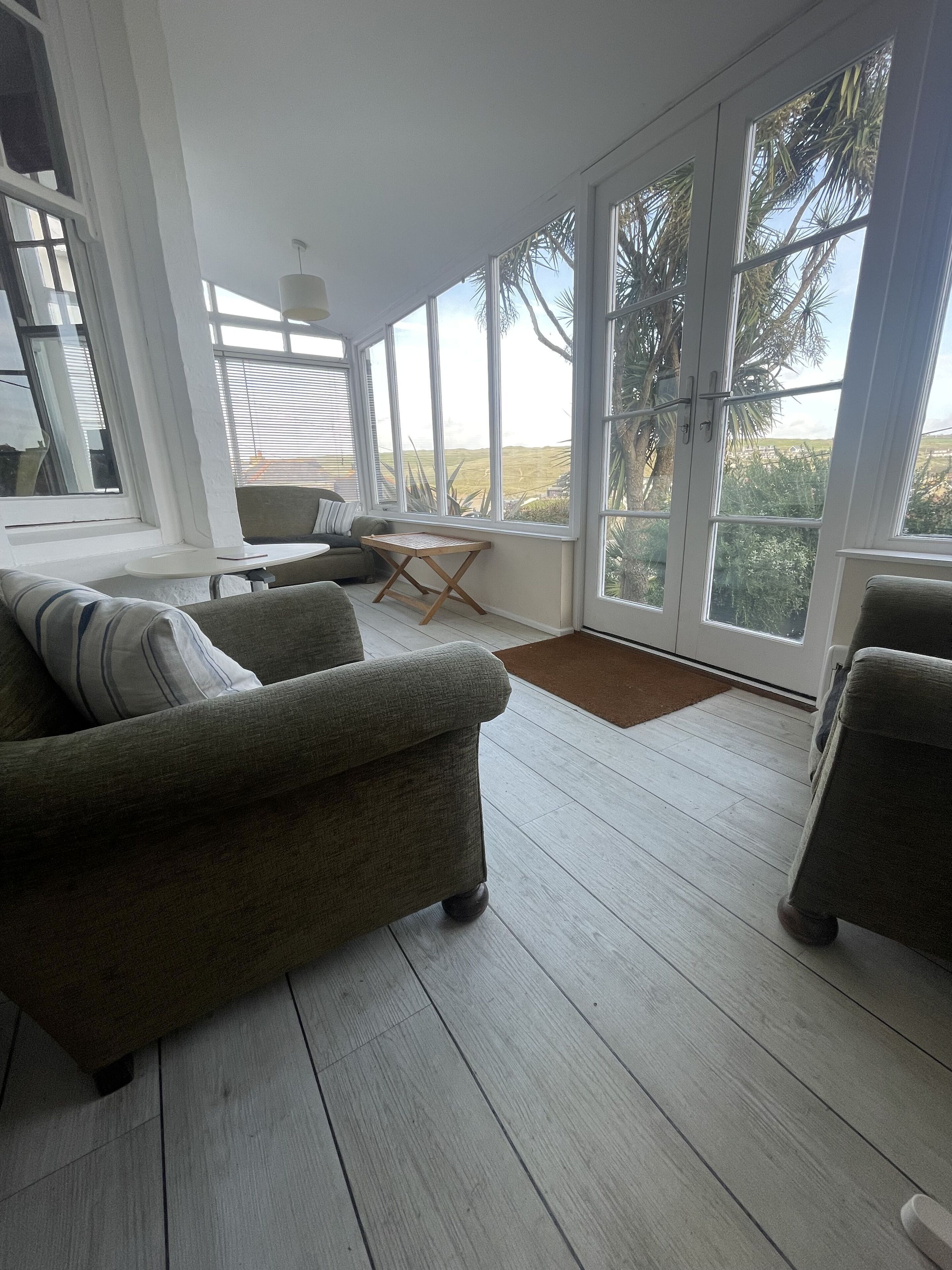 Smart-TV, Kamin, DVD-Player, Bücher