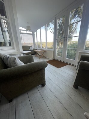 Smart-TV, peis, DVD-spiller og bøker